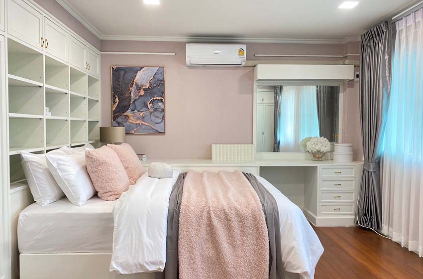 House with Shared Pool in Srinakarin 